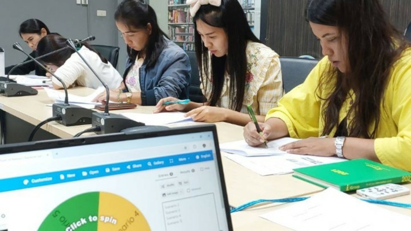 LINE_ALBUM_english Library staff_250401_2