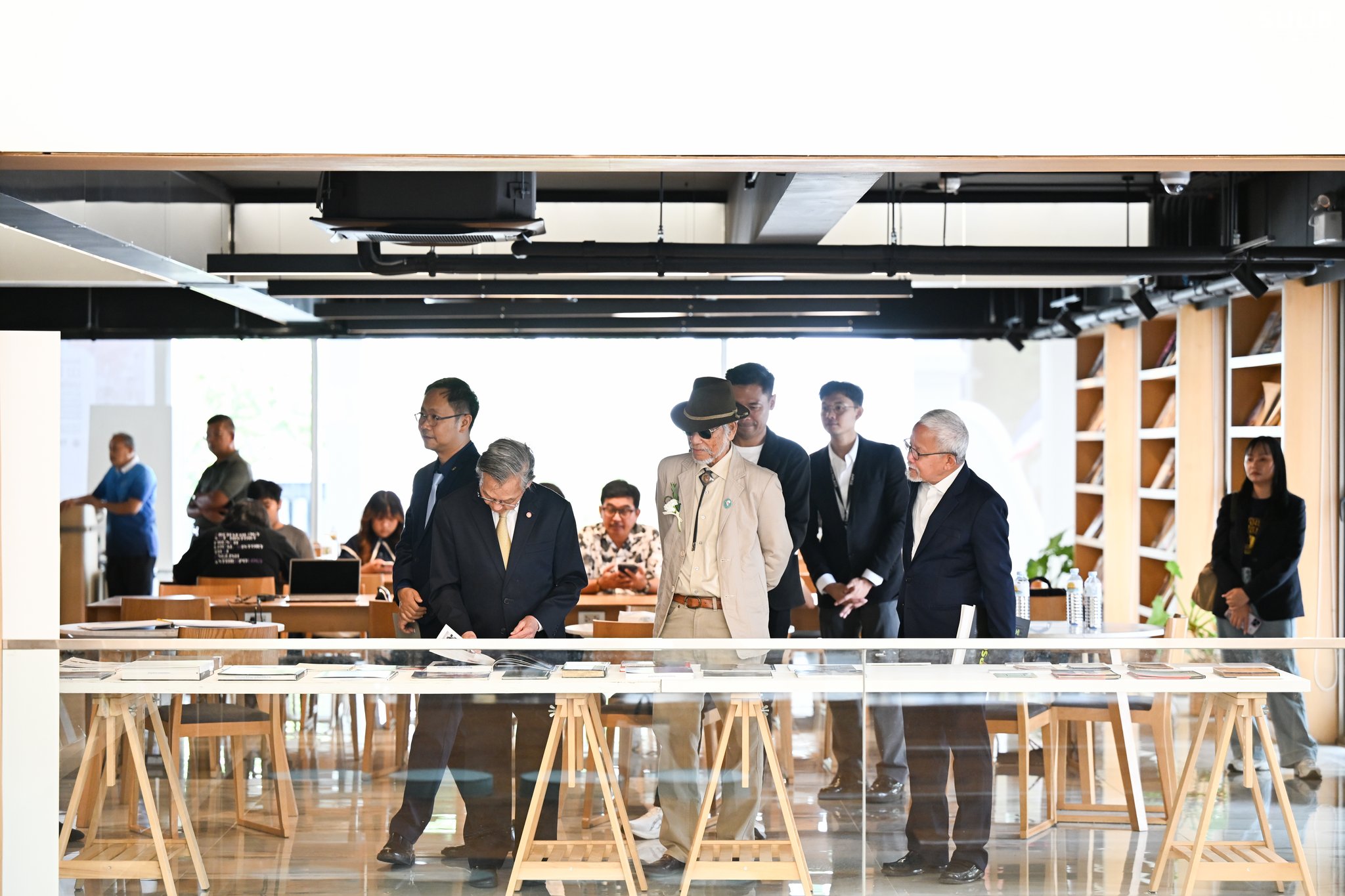 เปิดนิทรรศการ 133 ปี รอยศิลป์ ร้อยศิษย์ 13