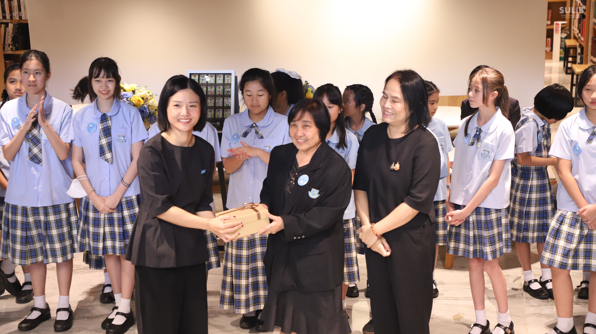 ส่งมอบการ์อวยพรผลงานนักเรียนให้แก่ผู้แทนองค์การยูนิเซฟ